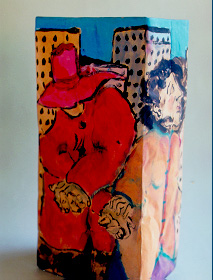 Trice man in red in cityscape on ceramic bag
